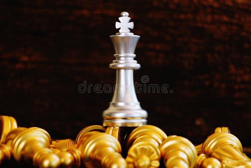 O Rei Na Batalha Do Jogo De Xadrez Da Rendição Do Tabuleiro De Xadrez Pelo  Cavaleiro E a Rainha Checkmate, Conceito Da Estratégia Foto de Stock -  Imagem de posto, batalha: 123867282