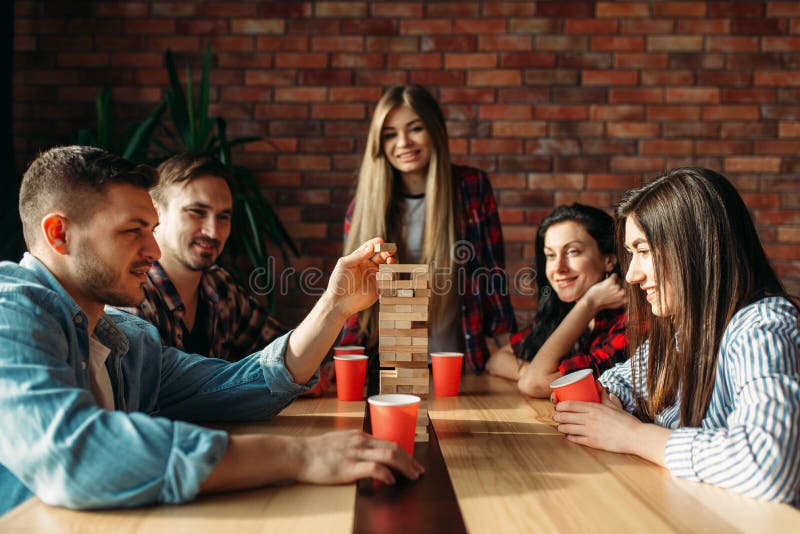 Jogo De Tabela Dos Jogos Dos Amigos, Foco Seletivo Na Torre Foto de Stock -  Imagem de entretenimento, macho: 145859458