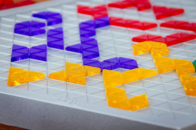 Jogo De Tabuleiro De Estratégia Blokus Trigon Em Mesa De Madeira Em  Pranchas Fotografia Editorial - Imagem de caixa, preto: 236735012