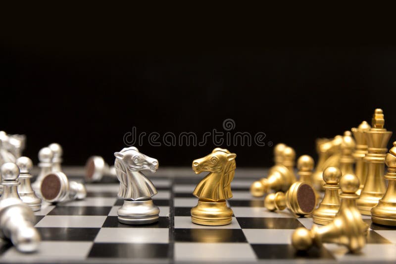 Movimento Da Mão Do Homem Com O Rei No Tabuleiro De Xadrez Foto de Stock -  Imagem de movimento, jogador: 66195710