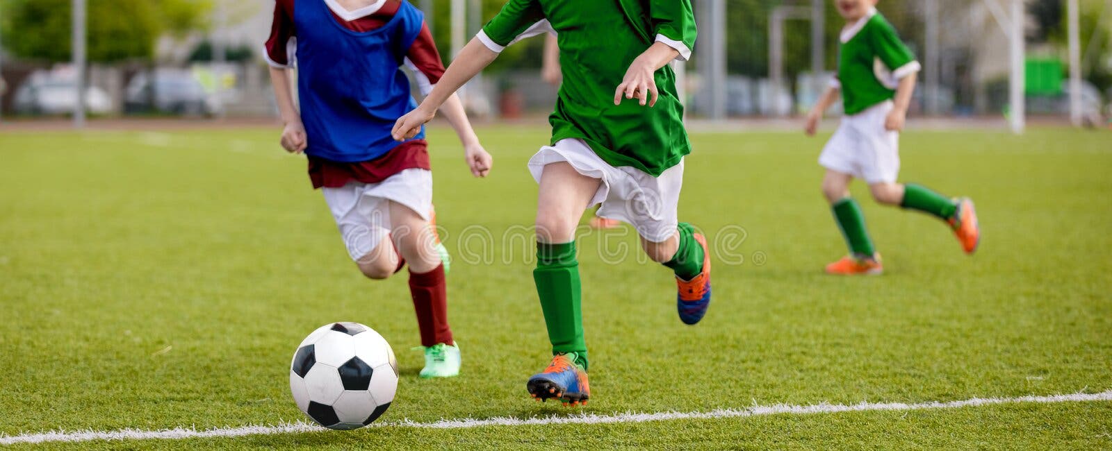 Garotos Da Escola Jogando Futebol Americano. Jogadores Jovens Jogando Bola  De Futebol No Campo De Grama Esportivo Foto de Stock - Imagem de  futebolista, movimento: 178438432