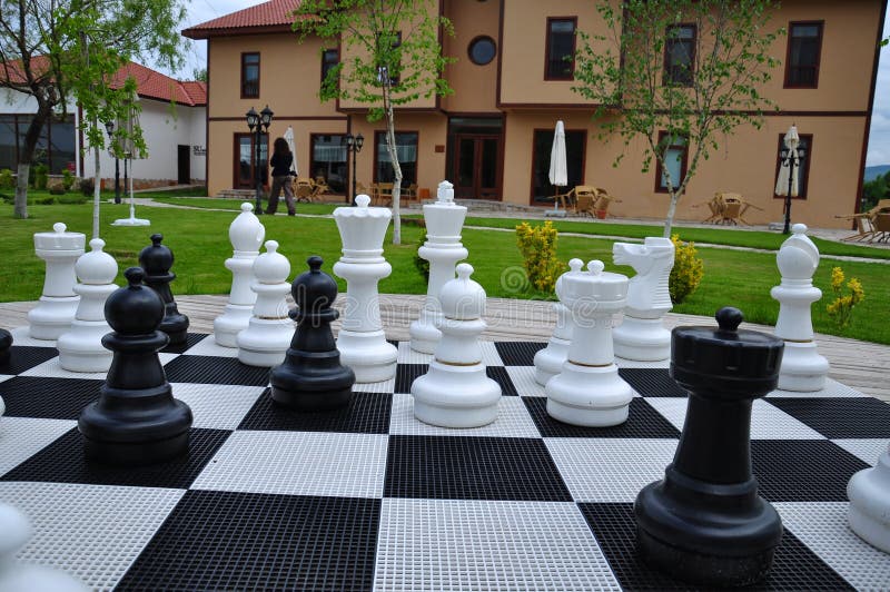 Jogo De Xadrez Gigante No Jardim Do Hotel Imagem de Stock - Imagem