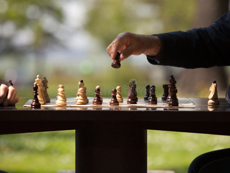 Um Homem De Negócios árabe Checkmates Uma Outra Xadrez De Jogo Na Tabela Na  Sala De Hotel Imagem de Stock - Imagem de xadrez, conceito: 113686897