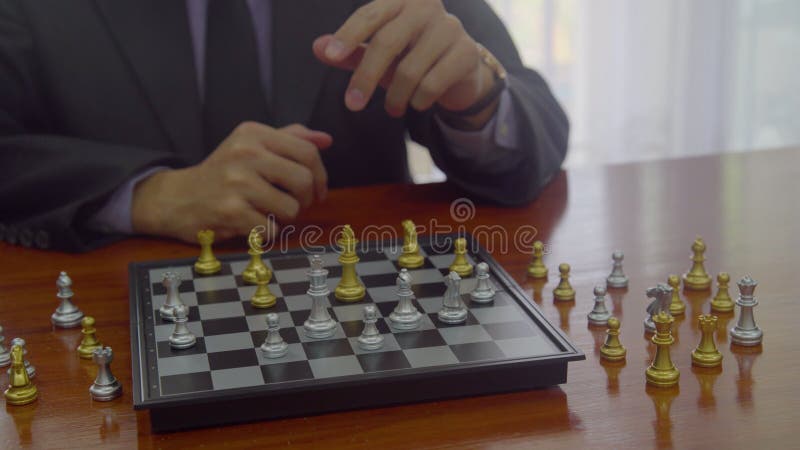Jogo de xadrez no tabuleiro de xadrez por trás do fundo do empresário
