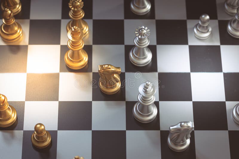 Jogo de xadrez, coloque o tabuleiro esperando para jogar em peças de ouro e  prata