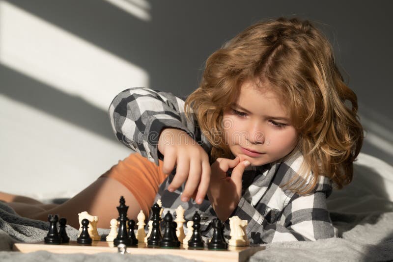 Jogar Xadrez Infantil. Xadrez Para Crianças Inteligentes. Criança Gênio  Aluno Inteligente Jogando Jogo De Tabuleiro Lógico. Rapaz Imagem de Stock -  Imagem de gênio, passatempo: 273189041