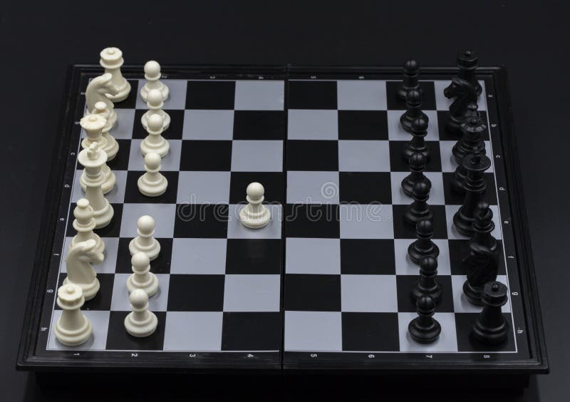 Figuras Preto E Branco Da Xadrez No Tabuleiro De Xadrez Processo