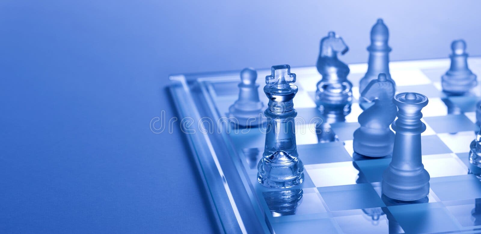 Movimento Do Checkmate Da Xadrez No Rei Foto de Stock - Imagem de