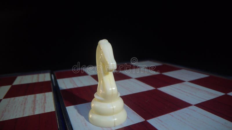 Close-up de peças de xadrez de madeira brancas e pretas a bordo a mão da  mulher faz o primeiro movimento do peão branco no tabuleiro de xadrez  conceito de jogo lógico e