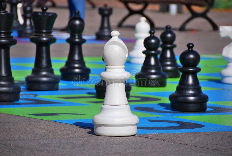 Tabuleiro de xadrez gigante - faltavam algumas peças – foto de