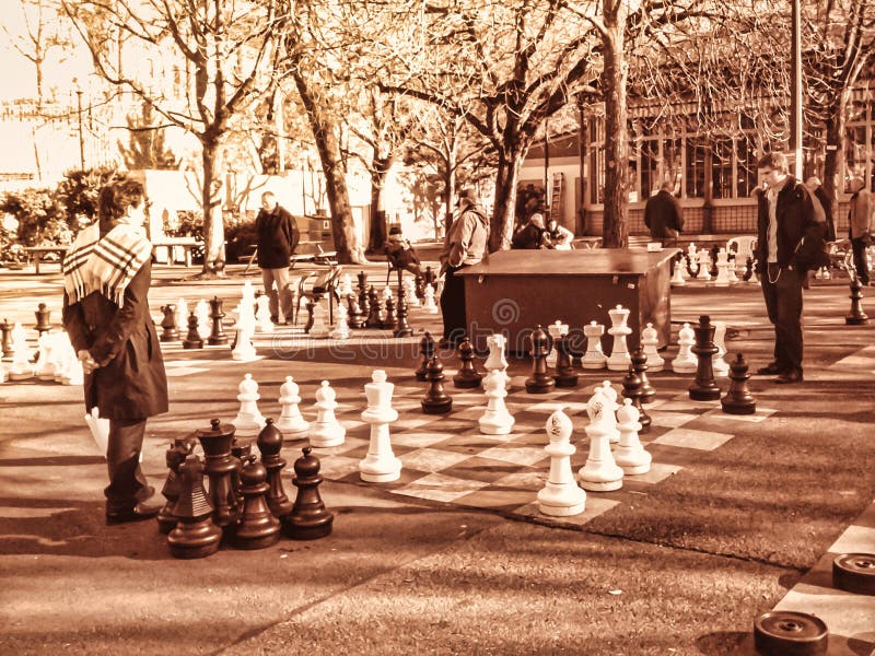 Jogo De Xadrez Gigante Da Rua Imagem de Stock - Imagem de conflito