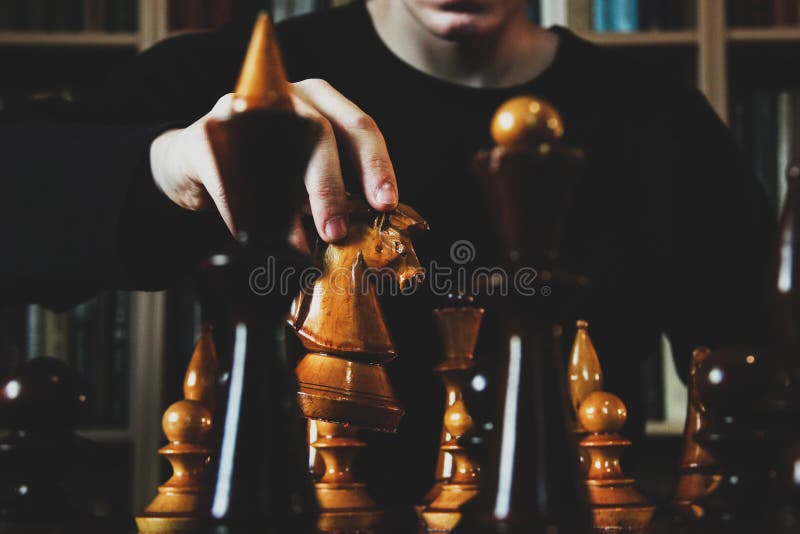 Estratégias de um empresário e fazendo uma jogada em um jogo de xadrez