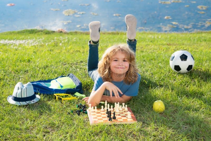 Jogo De Xadrez Para Crianças. Escola Que Joga Xadrez Na Sala De Aula. Foto  de Stock - Imagem de infância, pensador: 264718000