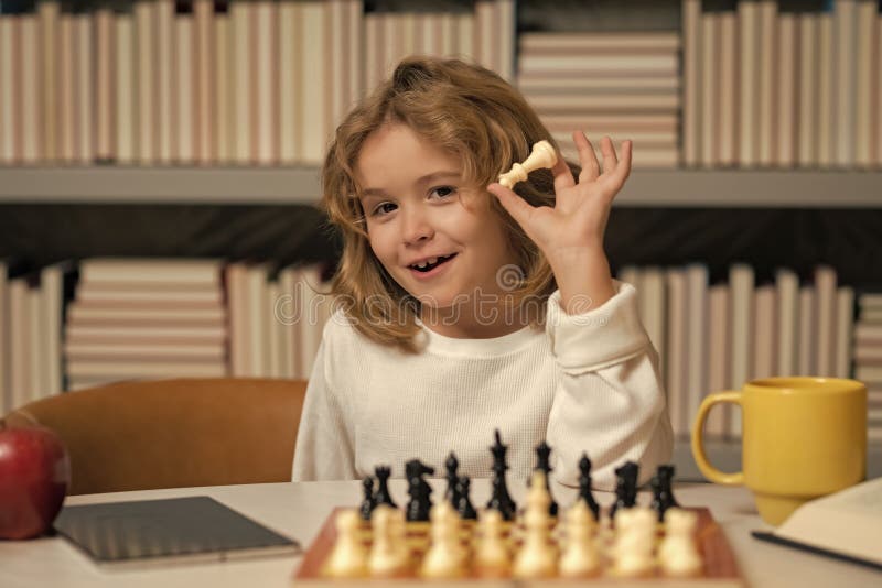 Criança Pensando Em Xadrez. Escola De Xadrez. Criança Pensar Em Jogo De  Xadrez. Conceito De Educação Infantil. Inteligente, Inteligente E  Inteligente Crianças Da Escola. Foto Royalty Free, Gravuras, Imagens e  Banco de
