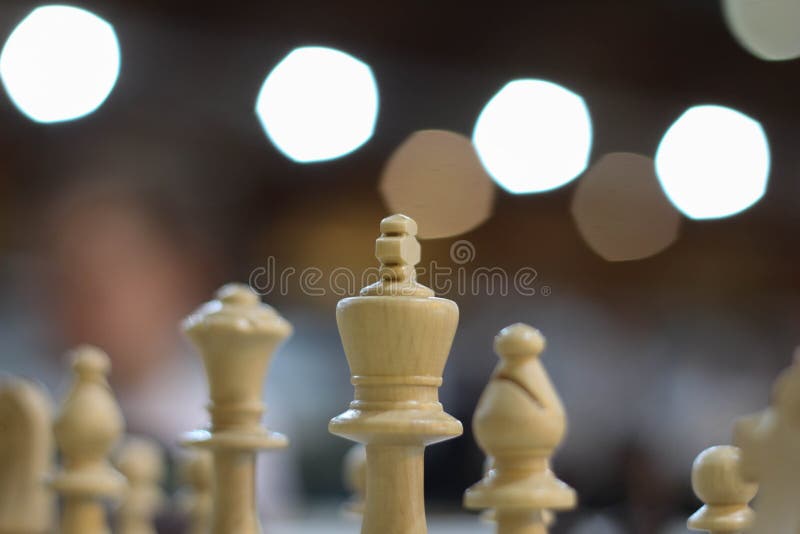 Jogo de xadrez de xadrez Xadrez Placa branca com figuras da xadrez nela Cérebro, estratégia e sucesso Conceito planeando da estra imagem de stock royalty free Jogo de xadrez de xadrez Xadrez Placa branca com figuras da xadrez nela Cérebro, estratégia e sucesso Conceito planeando da estra imagem de stock royalty free