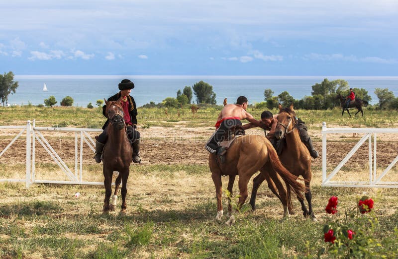 Jogo Do Cavalo No Lago Kul Da Música Em Quirguizistão Foto Editorial -  Imagem de campo, hélice: 59175586