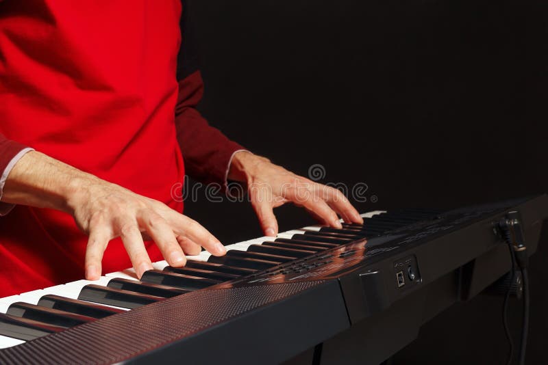 Entrega O Jogo Do Piano Ao Ler Folhas De Música Foto de Stock - Imagem de  chaves, executor: 113132772