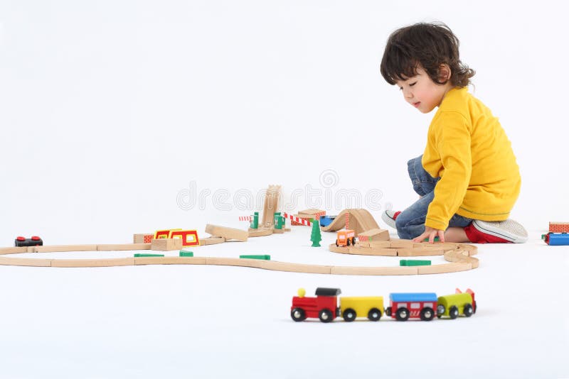 Menino Que Joga Com Um Jogo Do Trem Foto de Stock - Imagem de caucasiano,  modelo: 27960136