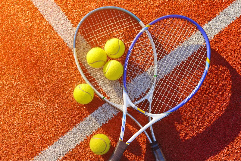 Jogo Do Tênis Bolas E Raquete De Tênis Na Corte Foto de Stock - Imagem de  lazer, tênis: 107975300