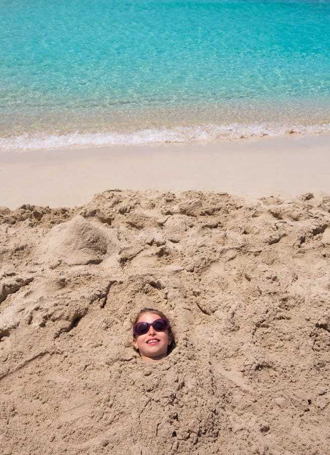 Jogo Engraçado Da Menina Enterrado Em óculos De Sol De Sorriso Da Areia Da  Praia Foto de Stock - Imagem de férias, bonito: 35454072