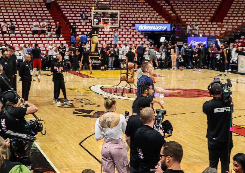 Jogo 3 Entre Nuggets De Denver E Calor De Miami : Estádio Central