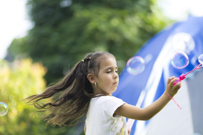 Jogo da menina foto de stock. Imagem de divertimento - 13670540