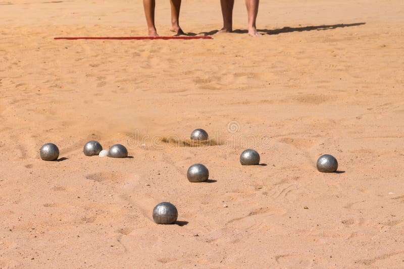 Jogo Francês Tradicional. Há Bolas De Metal Para Jogar Pitong Na Praia. Uma  Bola Pesada Cai Na Areia Imagem de Stock - Imagem de divertimento, pesado:  212063887