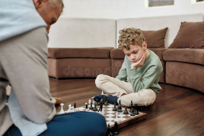 Vovô Ensinando Ao Neto a Melhor Estratégia E Táticas De Xadrez