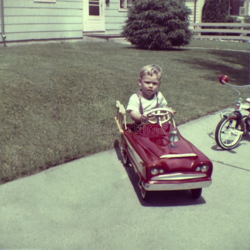 Jogo novo do menino da foto retro do vintage no carro do pedal