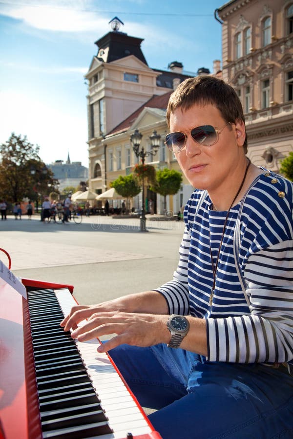 Jovem Pianista Faz Música Clássica Foto de Stock - Imagem de jogo