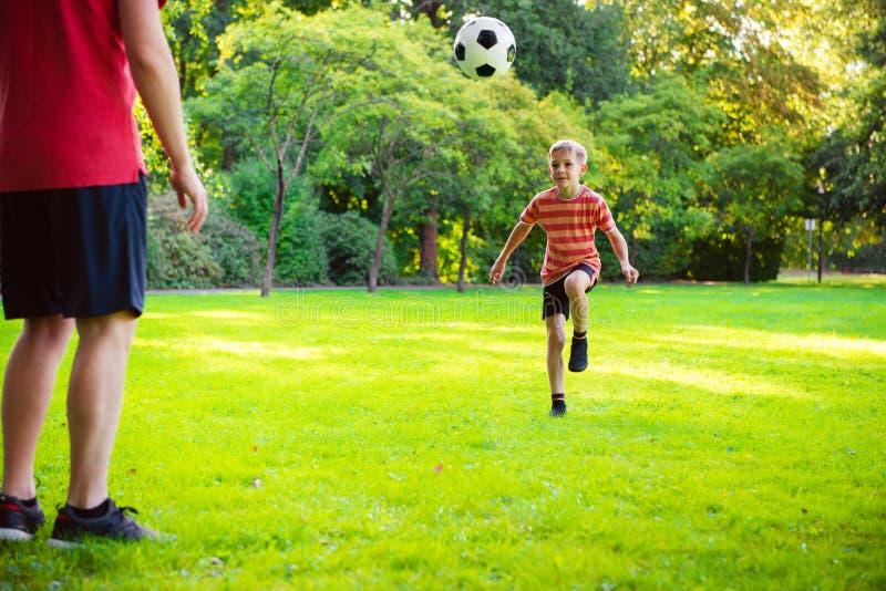 Jogo Novo Feliz Do Pai Com Seu Futebol Pequeno Do Filho No Pa