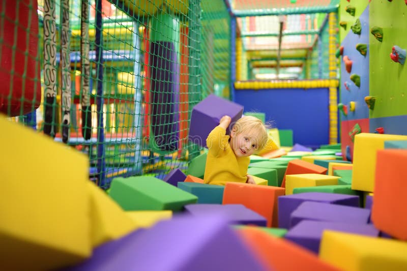 Paredes De Escalada Da Menina Engraçada No Centro De Jogo Das Crianças  Imagem de Stock - Imagem de pouco, shopping: 143532169