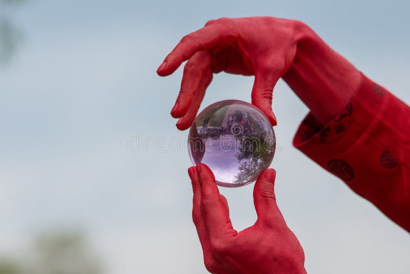 Jogos Carmesins Do Demônio Com Bola De Cristal Imagem de Stock - Imagem de  paranormal, svengali: 114995077