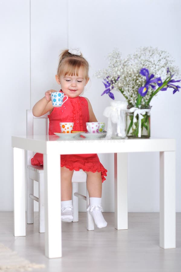 Garotinha Da Pré-escola Brincando Com Bonecas. Feliz E Excitante Festa De  Chá Infantil Com Brinquedos. Jogos De Papel Para Criança Foto de Stock -  Imagem de caucasiano, bonecas: 256652942