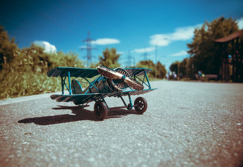 Jogos De Brinquedos Antigos Em Aviões. Colheita Foto de Stock - Imagem de  brincalhona, aéreo: 238868770