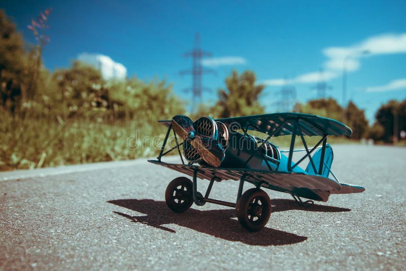 Jogos De Brinquedos Antigos Em Aviões. Colheita Foto de Stock - Imagem de  brincalhona, aéreo: 238868770