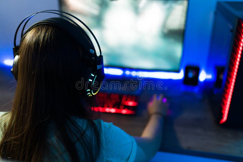 Garota Triste Porque Ela Perdeu Enquanto Jogava Jogos Online No Computador  Imagem de Stock - Imagem de passatempo, controlador: 164745187