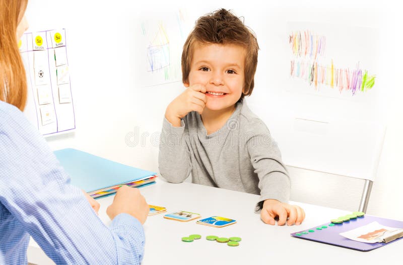 Jogos de sorriso do menino que desenvolvem o jogo com cartões fotos de stock royalty free Jogos de sorriso do menino que desenvolvem o jogo com cartões fotos de stock royalty free