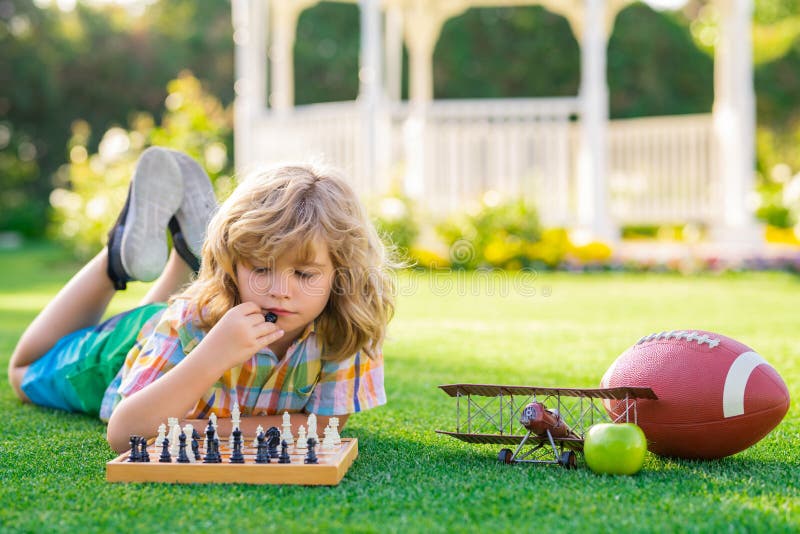 Jogos De Verão E Atividades Ao Ar Livre Para Crianças. Desenvolvimento  Precoce. Garoto Pensando No Xadrez No Parque De Verão. O Co Imagem de Stock  - Imagem de escola, passatempo: 275275197