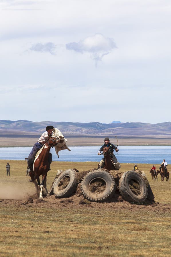 Jogo Do Cavalo No Lago Kul Da Música Em Quirguizistão Foto Editorial -  Imagem de campo, hélice: 59175586