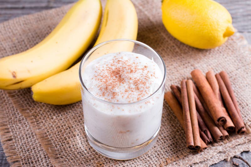 Jogurt Mit Banane Und Zimt Im Glas Stockfoto - Bild von köstlich ...