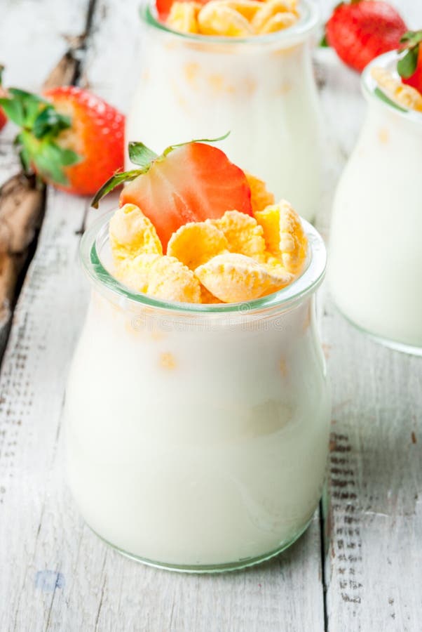 Jogurt Mit Corn-Flakes Und Erdbeeren Stockbild - Bild von schüssel ... Jogurt Mit Corn-Flakes Und Erdbeeren Stockbild - Bild von schüssel ...