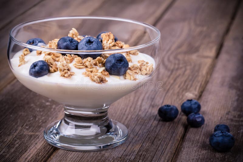 Jogurt Mit Granola Oder Muesli Stockbild - Bild von beere, nahrung ...