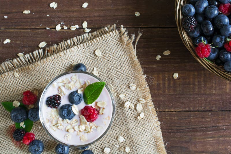 Jogurt Mit Hafermehl Oder Muesli Und Frische Beeren in Einem Glas Heal ...