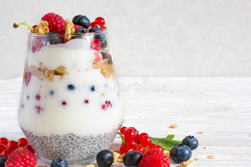 Jogurt Mit Muesli, Granola, Beeren Und Chia Samen in Einem Glas ...