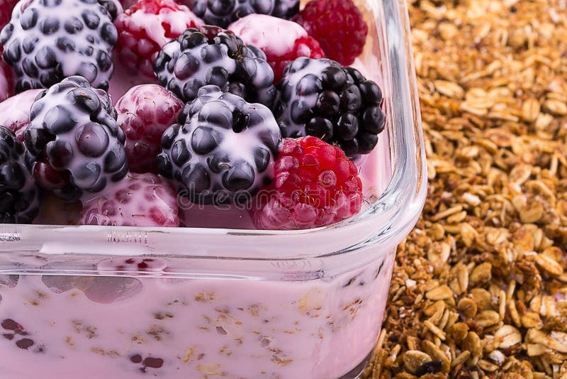 Jogurt Mit Muesli Und Beeren Stockbild - Bild von schüssel, gesund ...