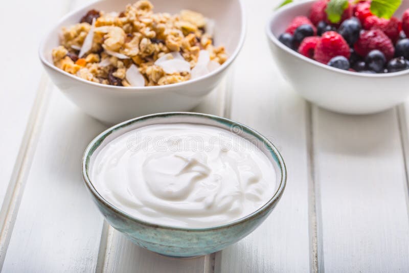 Jogurt und Beeren Muesli Gesundes Frühstück mit Jogurt granol lizenzfreies stockfoto Jogurt und Beeren Muesli Gesundes Frühstück mit Jogurt granol lizenzfreies stockfoto