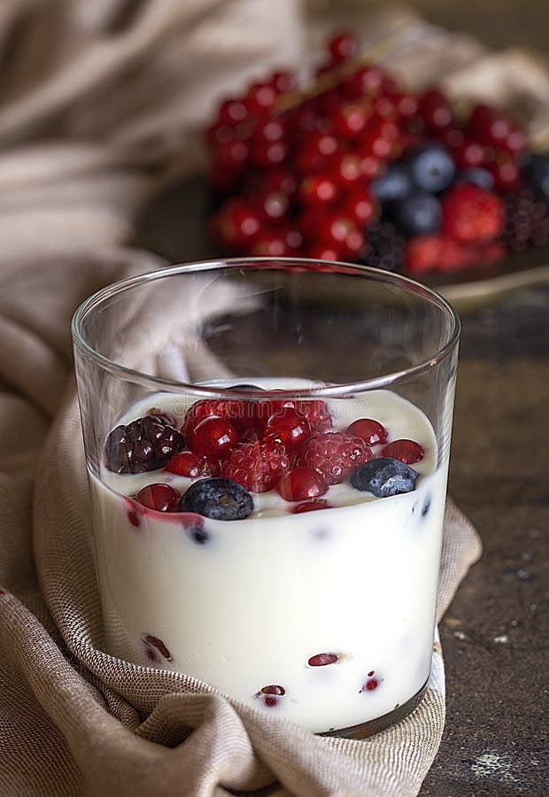 Jogurt z jagodami, cranberries i malinkami, zdjęcie stock Jogurt z jagodami, cranberries i malinkami, zdjęcie stock
