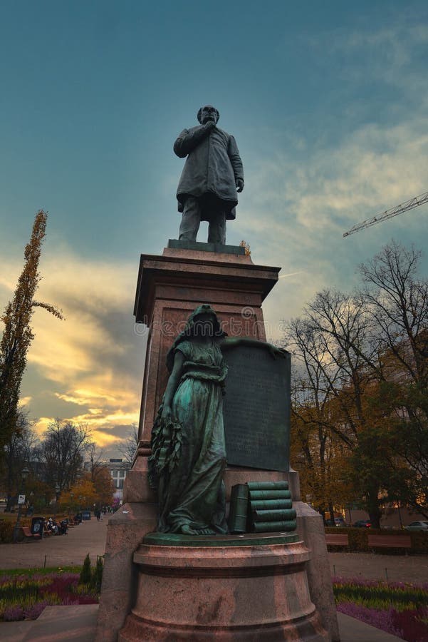 Johan ludvig runeberg άγαλμα στο ηλιοβασίλεμα στο πάρκο esplanadi ελσίνκι στοκ εικόνες