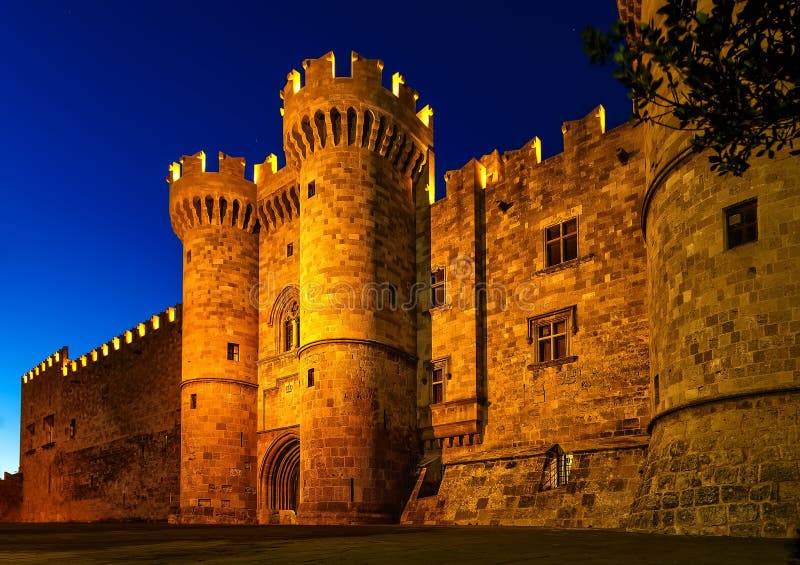 Johannes adelt Schloss in der Nacht in Rhodos-Insel, Griechenland lizenzfreie stockbilder Johannes adelt Schloss in der Nacht in Rhodos-Insel, Griechenland lizenzfreie stockbilder